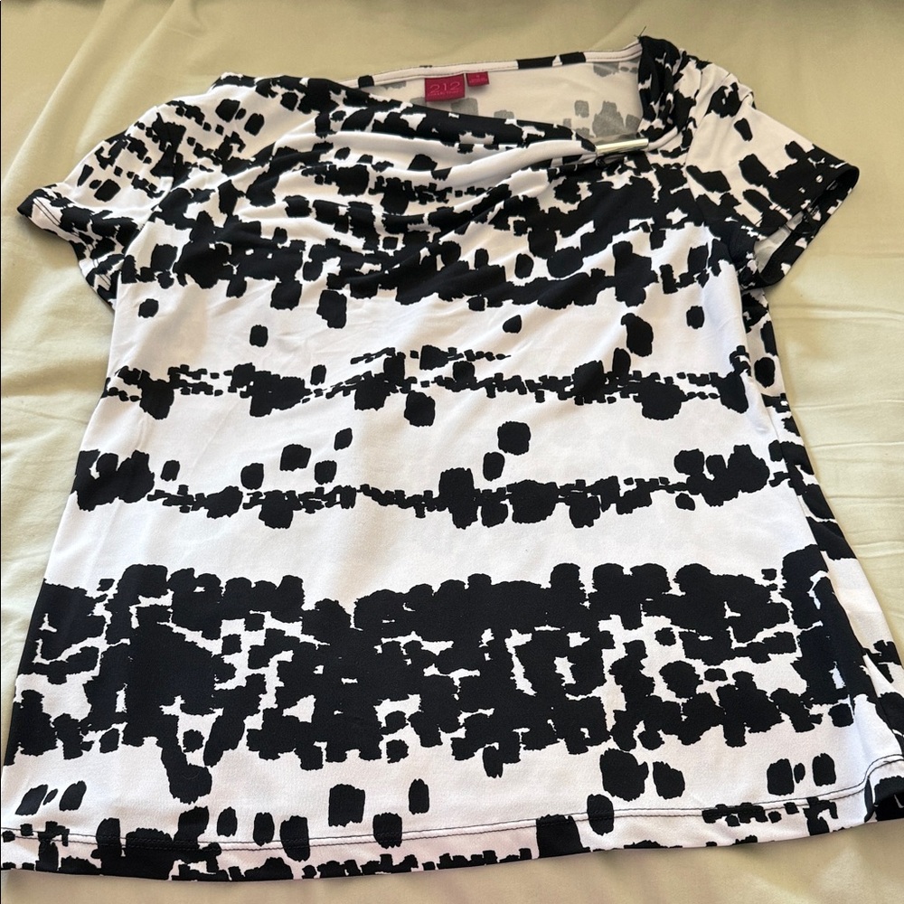 212 Collection Black and White Abstract Short Sleeve Top